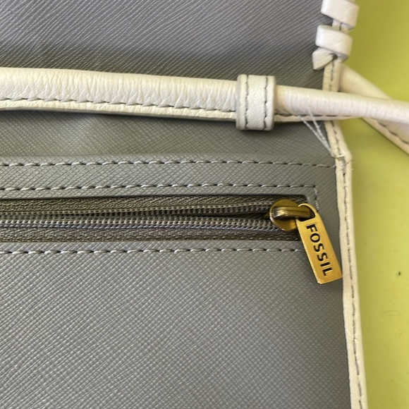 Light cream Fossil pebbled leather crossbody bag/clutch - Picture 11 of 15